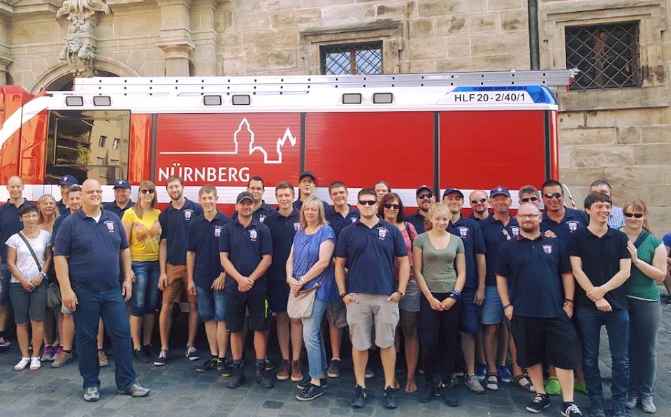 Die Gruppe vor einem Fahrzeug der BF Nürnberg